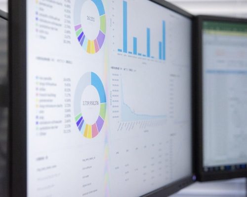 photo d'un écran d'ordinateur avec des statistiques de comptabilité